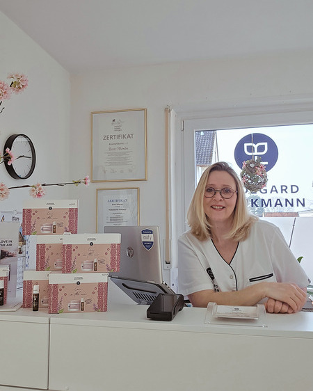 Freundlicher Empfang und Beratung am Verkaufstresen im Kosmetikstudio Cosmore in Elze.