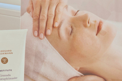 Kosmetikbehandlung in Elze: Frau bei einer regenerierenden Gesichtsmassage.