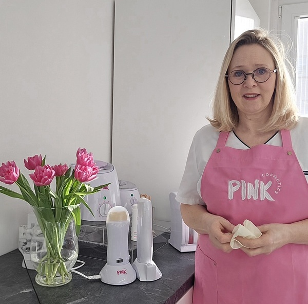 Beate Jehle in ihrem Kosmetikstudio in Elze mit dem Equipment für professionelle Haarentfernung durch Waxing.